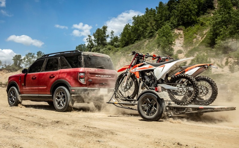 Ford Bronco 2021 với đồ chơi trên xe