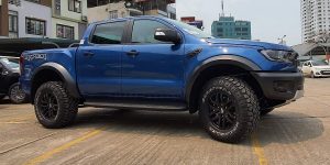 Nhìn ngang với hình ảnh thực tế của Ford ranger raptor 2022 mới màu xanh